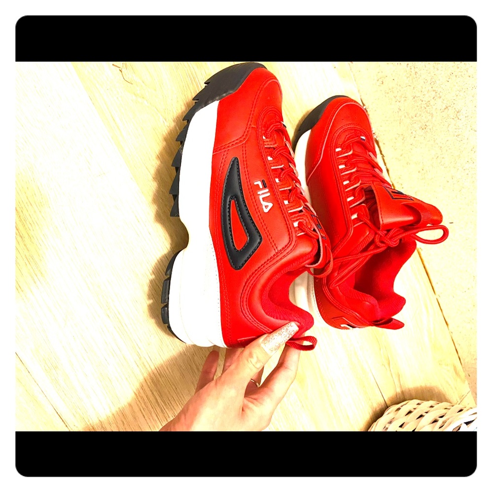 Tennis shoes